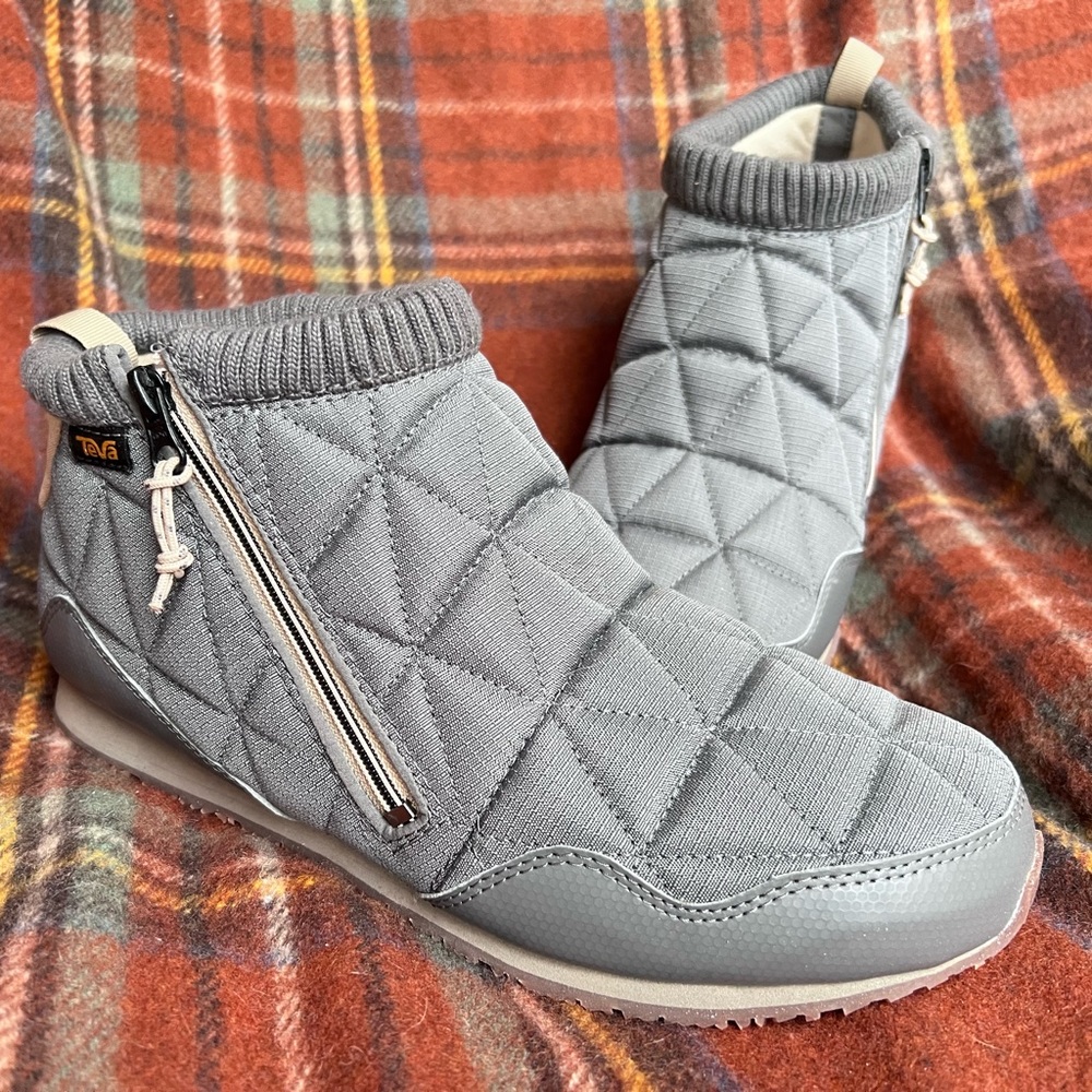 Teva Men's ReEmber Mid boots (NWOT)